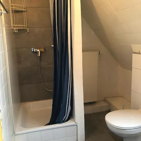 Privates Zimmer, Handwerkerzimmer Zusätzlich Küche, Bad, Wohnzimmer, Garten Vorhanden *