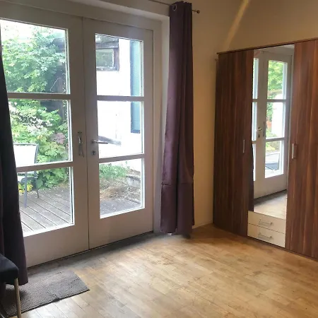 Privatunterkunft Privates Zimmer, Handwerkerzimmer Zusätzlich Küche, Bad, Wohnzimmer, Garten Vorhanden *