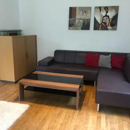Privates Zimmer, Handwerkerzimmer Zusätzlich Küche, Bad, Wohnzimmer, Garten Vorhanden *