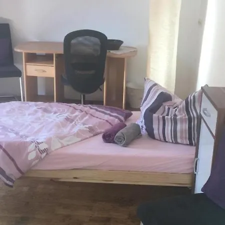 Privates Zimmer, Handwerkerzimmer Zusätzlich Küche, Bad, Wohnzimmer, Garten Vorhanden Privatunterkunft *