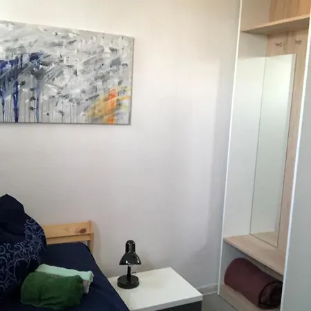 Privates Zimmer, Handwerkerzimmer Zusätzlich Küche, Bad, Wohnzimmer, Garten Vorhanden *