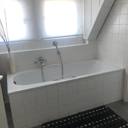 Privates Zimmer, Handwerkerzimmer Zusätzlich Küche, Bad, Wohnzimmer, Garten Vorhanden Privatunterkunft *