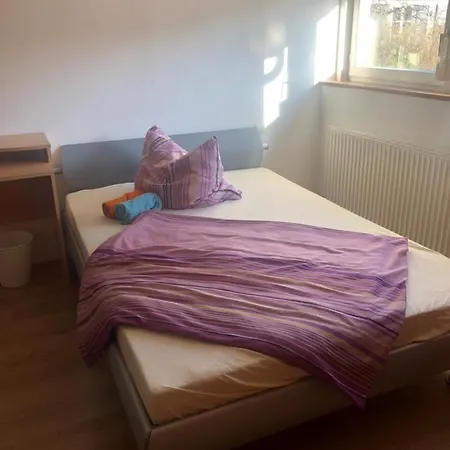 Privates Zimmer, Handwerkerzimmer Zusätzlich Küche, Bad, Wohnzimmer, Garten Vorhanden *